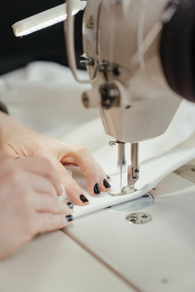 dar mantenimiento a una máquina de coser